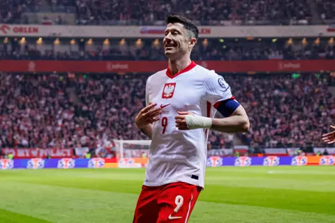 بسبب خلاف مع المدرب.. ليفاندوفسكي يعلق مسيرته الدولية مع بولندا